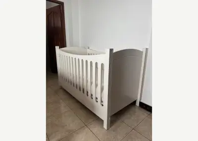Ranjang bayi kayu dengan kasur — jual pribadi