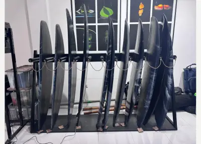 Rastrelliera nera per surf — vendita a Munggu