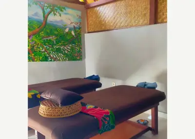 Massaggio balinese nello studio familiare di Rina — Ubud