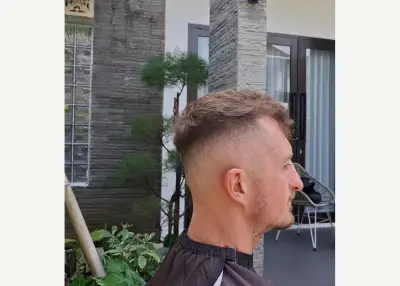 Private haircut with mobile barber Rangga — Bali