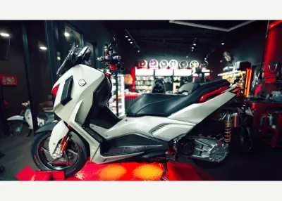 NAMELESS: riparazioni di scooter e moto a Bali