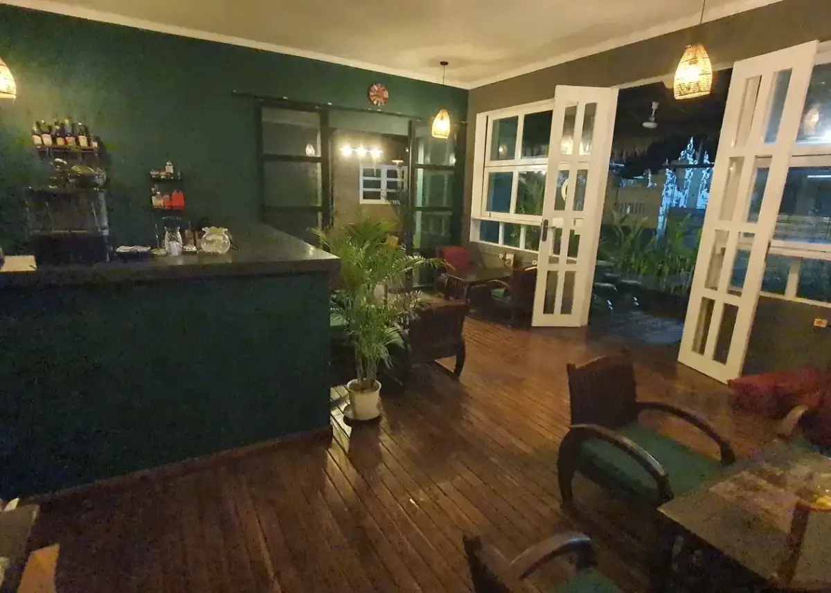 Restaurant and lounge bar business for sale or lease takeover in Babakan