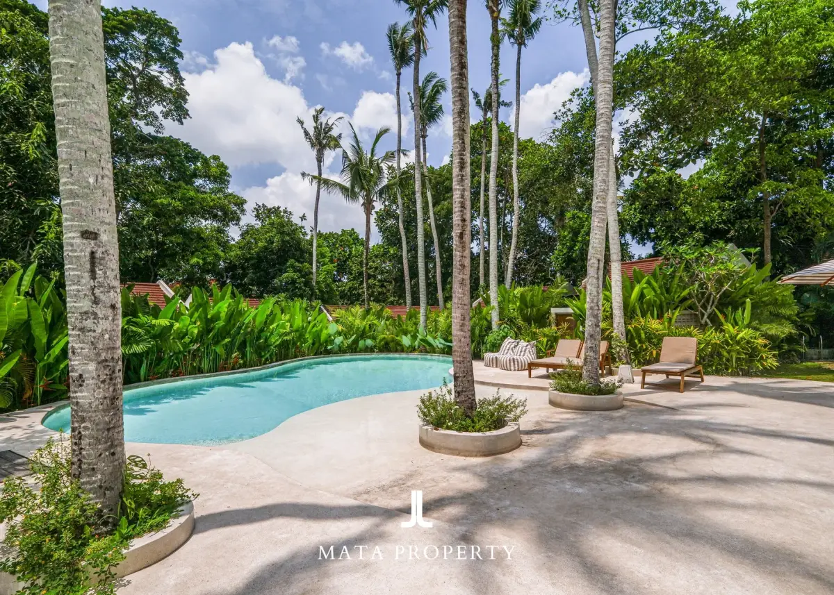Operating 11-villa boutique hotel for sale in Kedungu